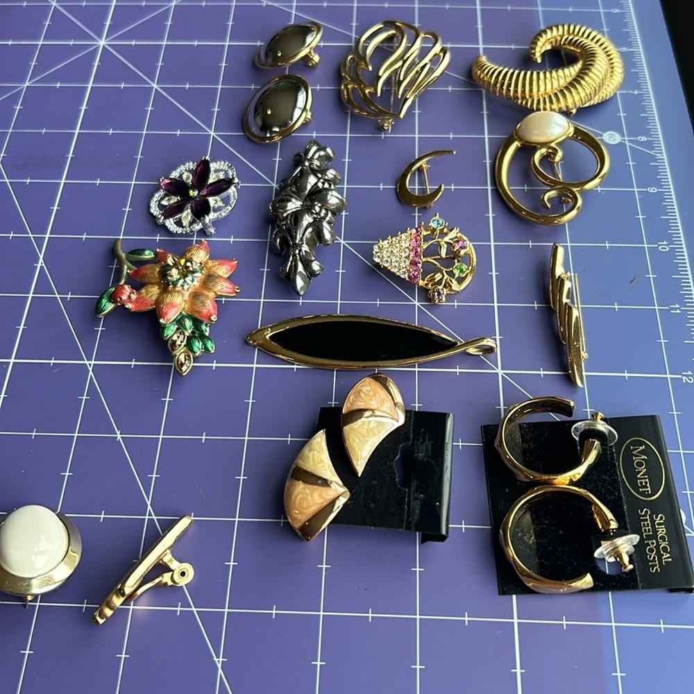Monet collection of brooches & earrings new & old EUC  and travel pouch included - Picture 8 of 14